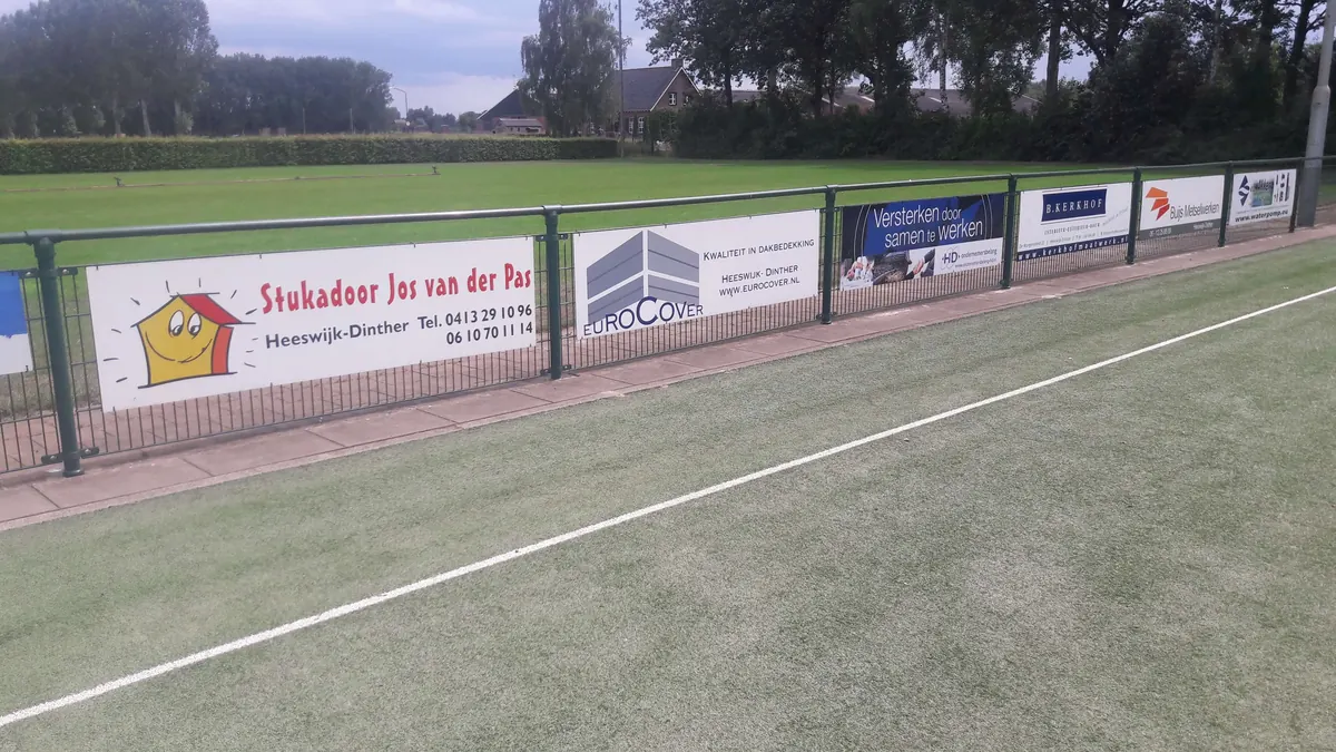 Reclameborden langs het veld bij korfbalvereniging Altior