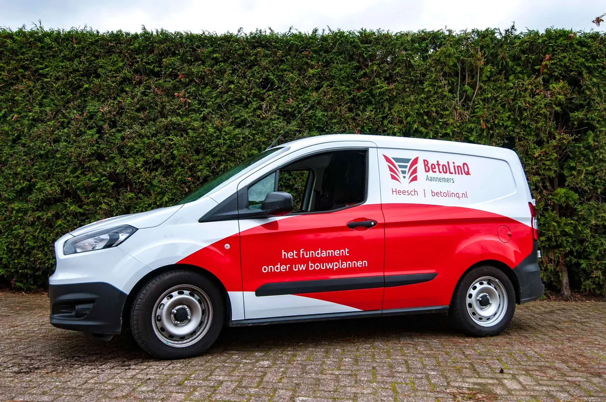 Ford Courier van BetolinQ met belettering