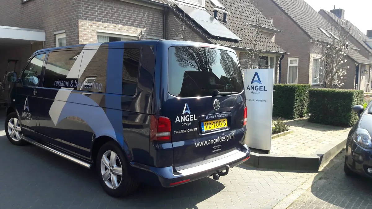 Bus van Angel design met belettering in drie blauwtinten