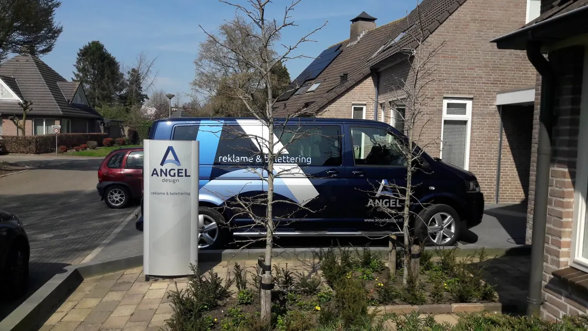 Reclamezuil en bus van Angel design
