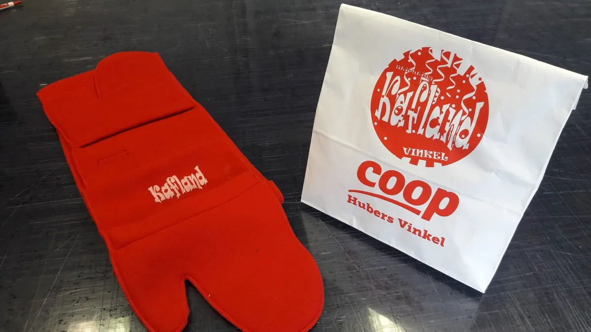 Bedrukte ovenwant en tas als relatiegeschenk