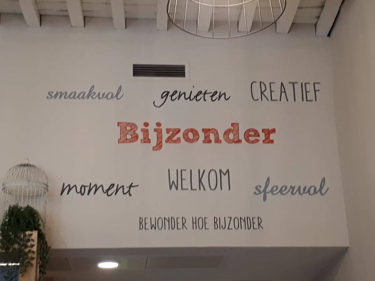 Wandtekst in In de Roos