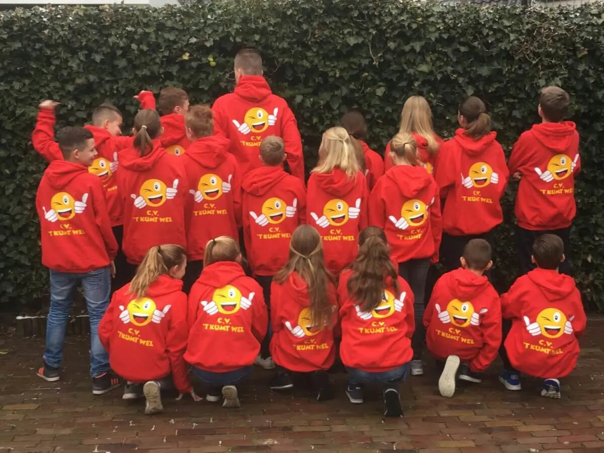 Rode hoodies bedrukt voor CV 't Kumt wel