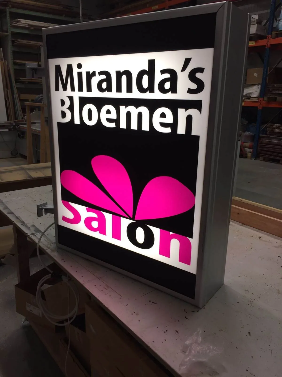 Verlichte lichtbak van Miranda's Bloemensalon