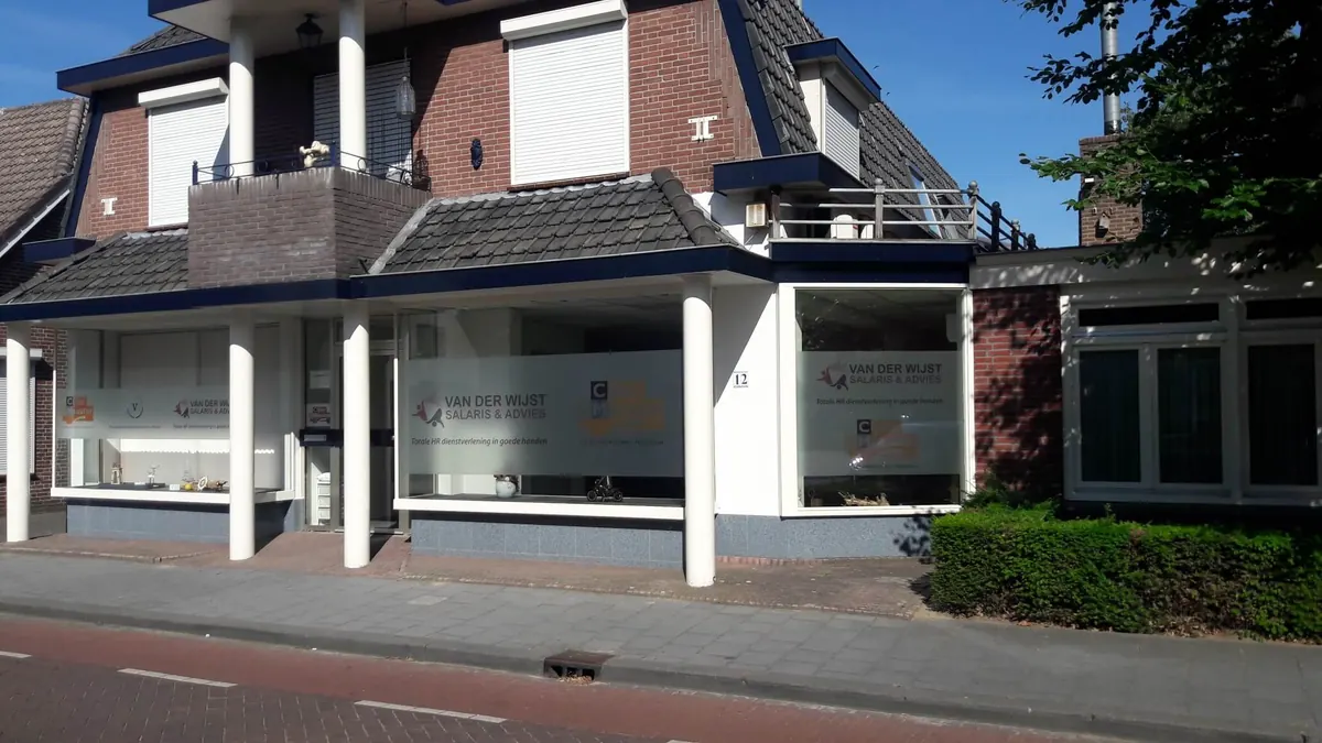 Pand met raambelettering van Van der Wijst
