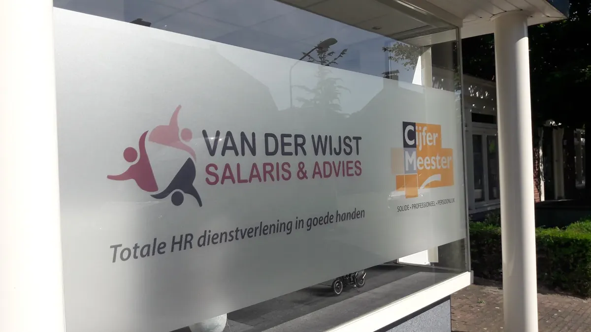 Raambelettering in frosted folie voor Van der Wijst Salaris en Advies
