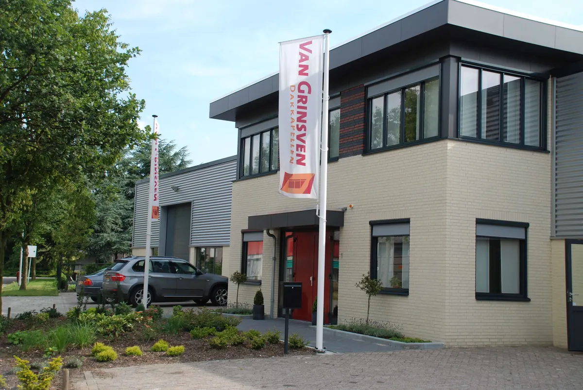 Vlaggen voor het pand van Van Grinsven
