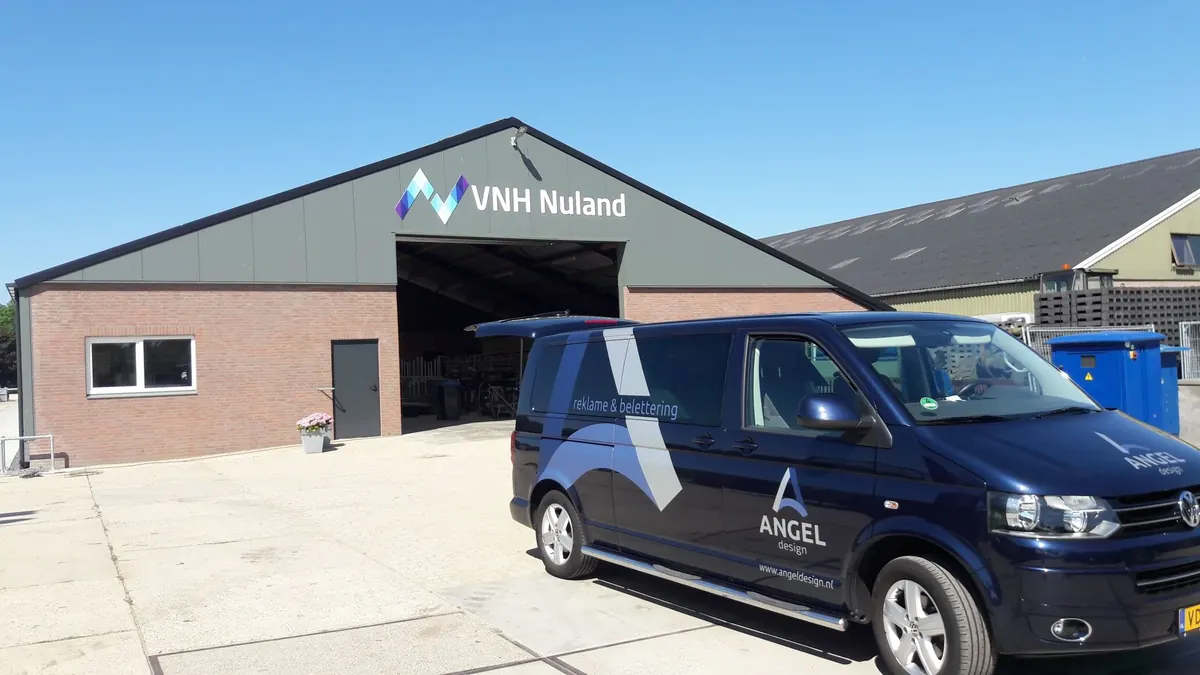 Loods van VNH Nuland met gevelreclame