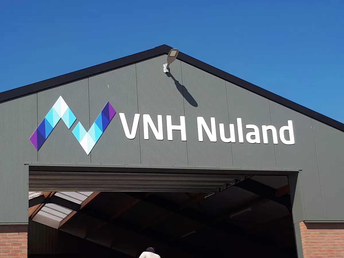 Gevelreclame VNH Nuland op een grijze loods
