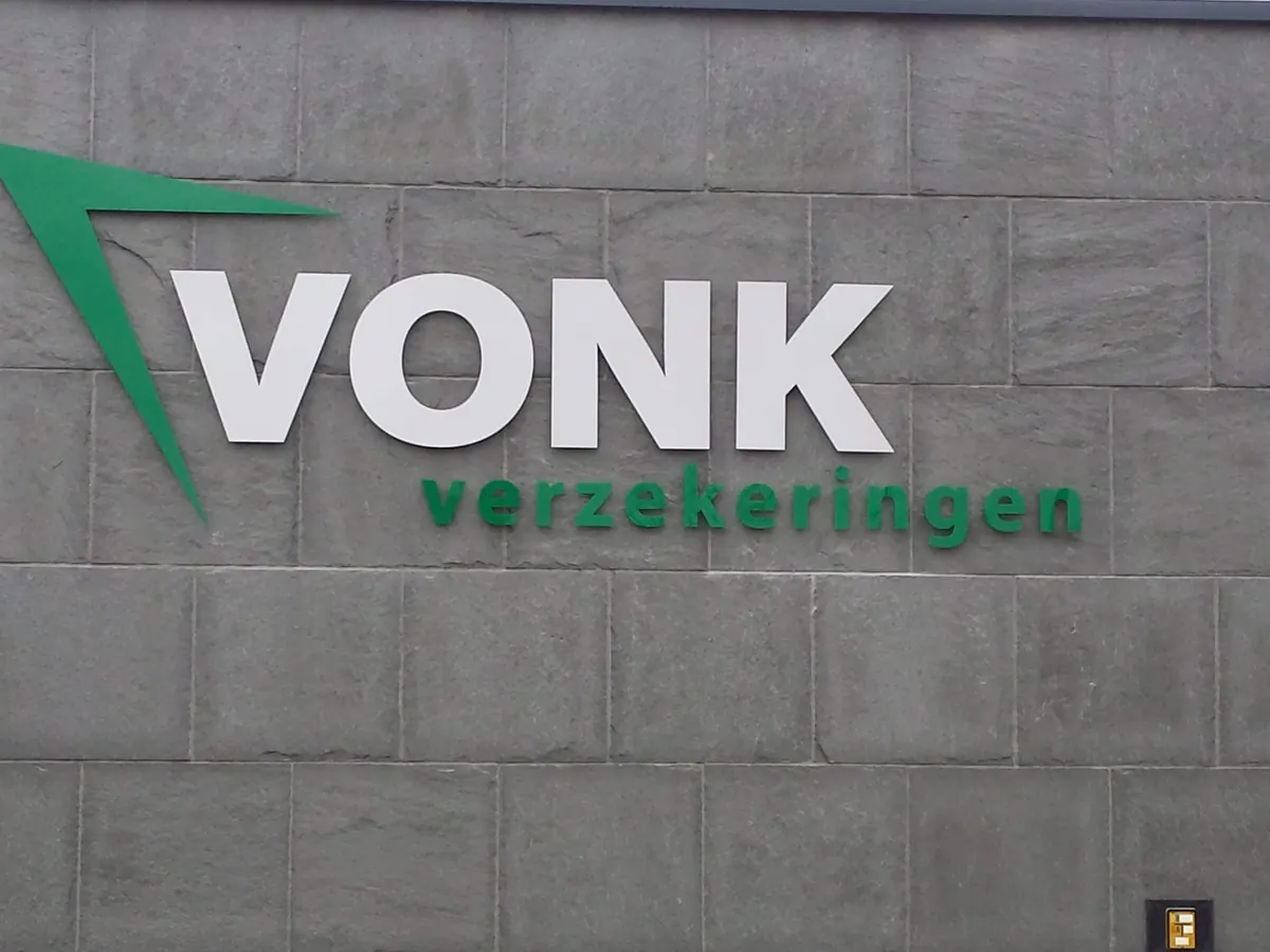 Groene gevelletters van Vonk Verzekeringen